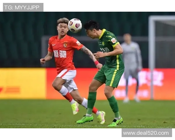 杨立瑜精彩突破传中助力球队进攻展现个人风采与团队配合的完美结合 杨立瑜精彩突破传中助力球队进攻展现个人风采与团队配合的完美结合